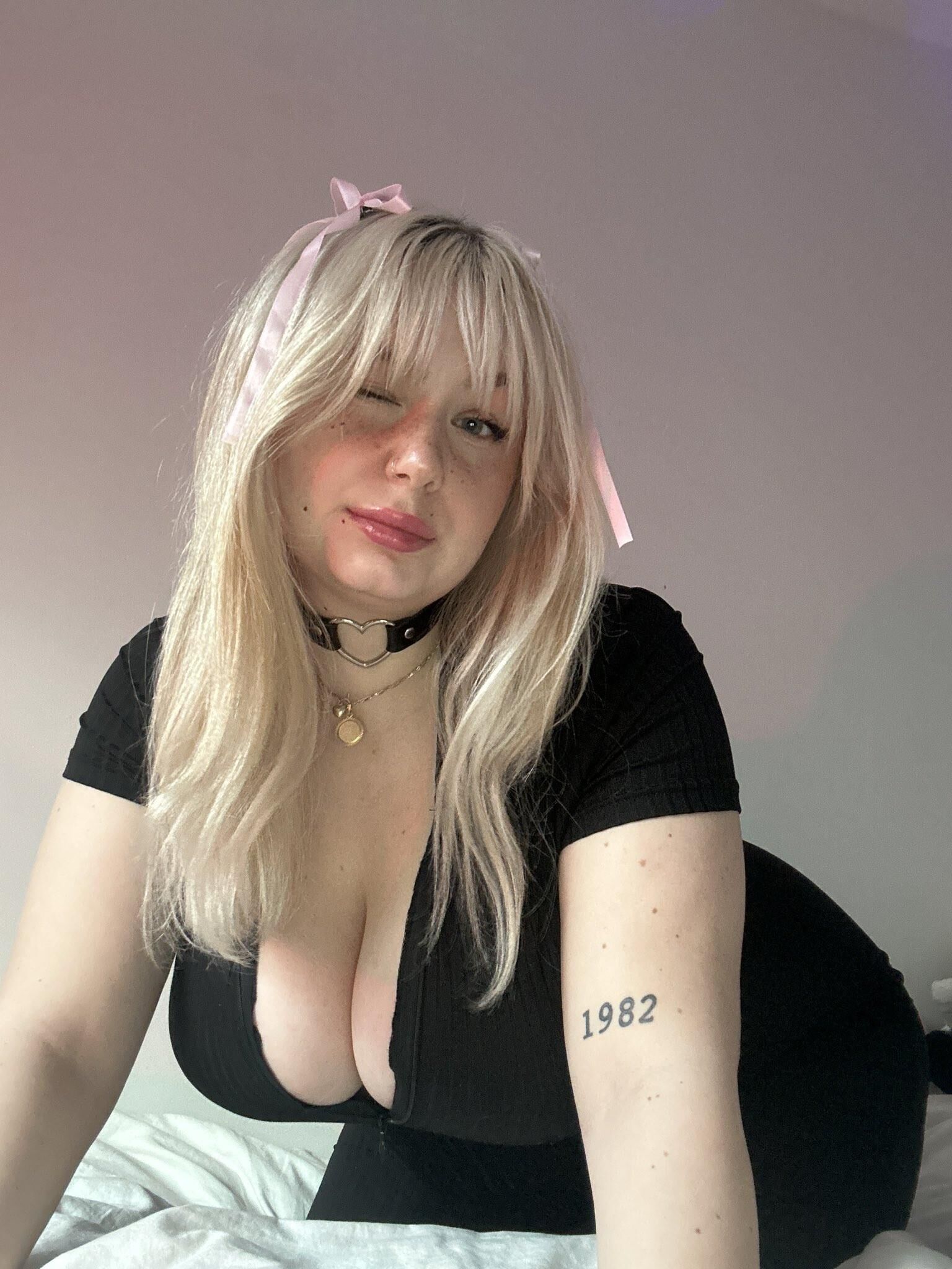 ミカエラ巨大なお尻の大きなおっぱいブロンドBBWガールミックスホットショット