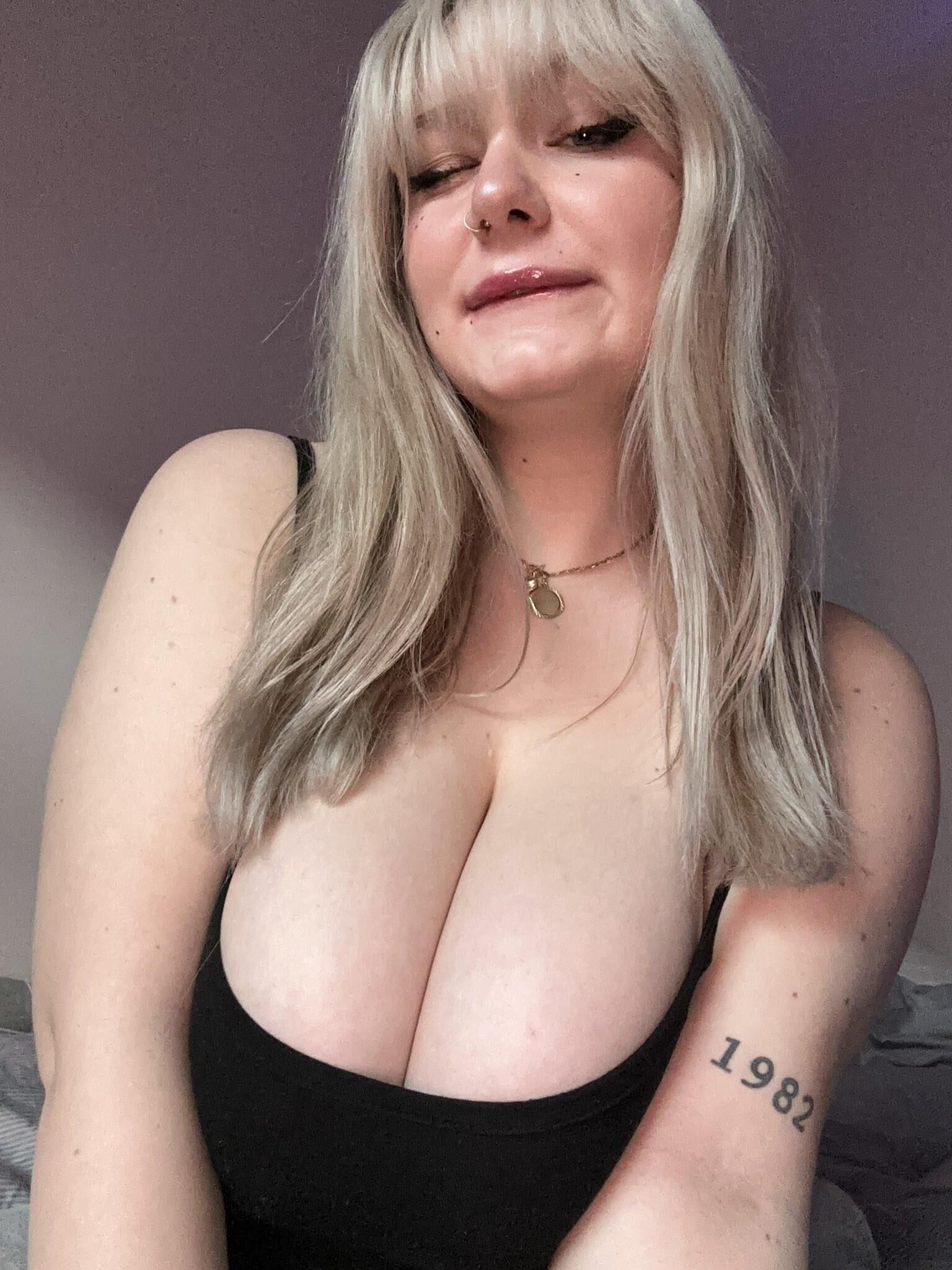 ミカエラ巨大なお尻の大きなおっぱいブロンドBBWガールミックスホットショット