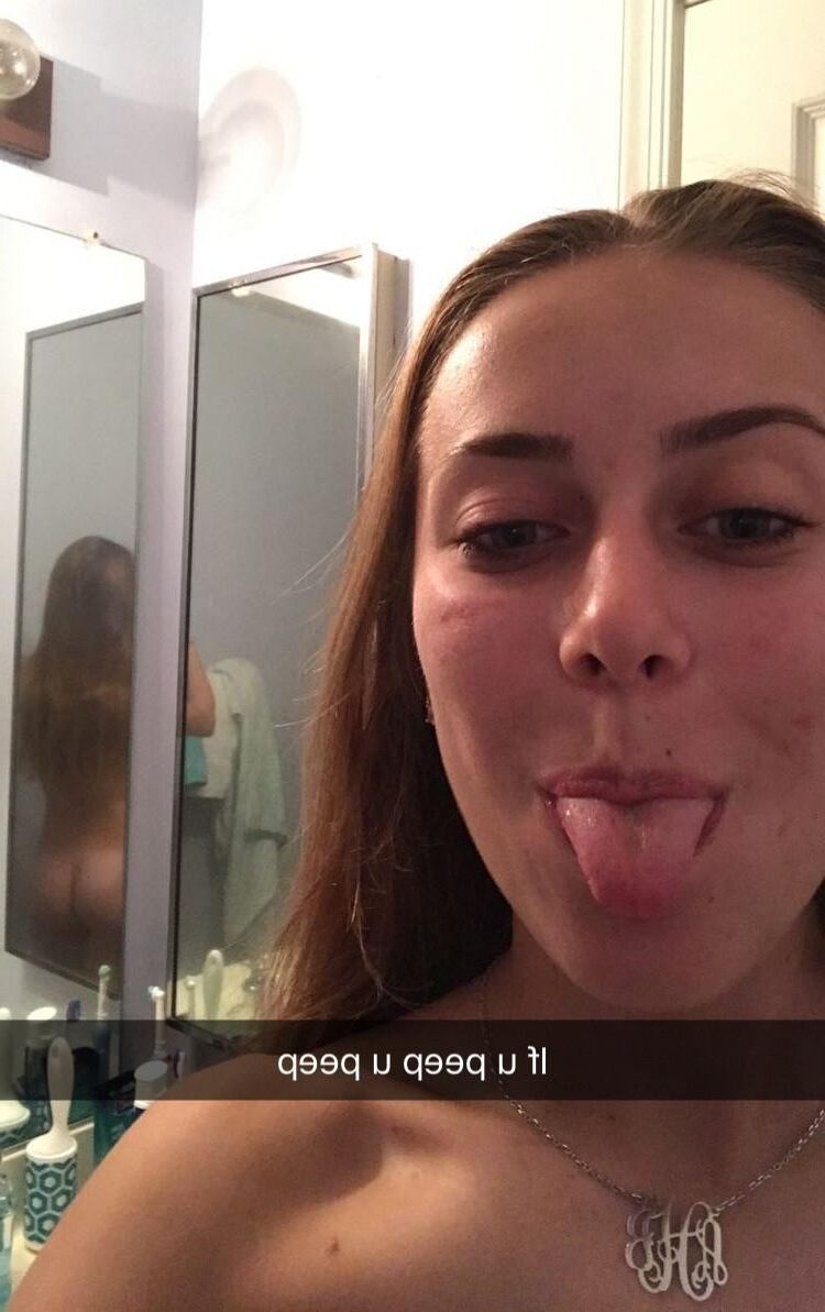 Joelle loves to be naked