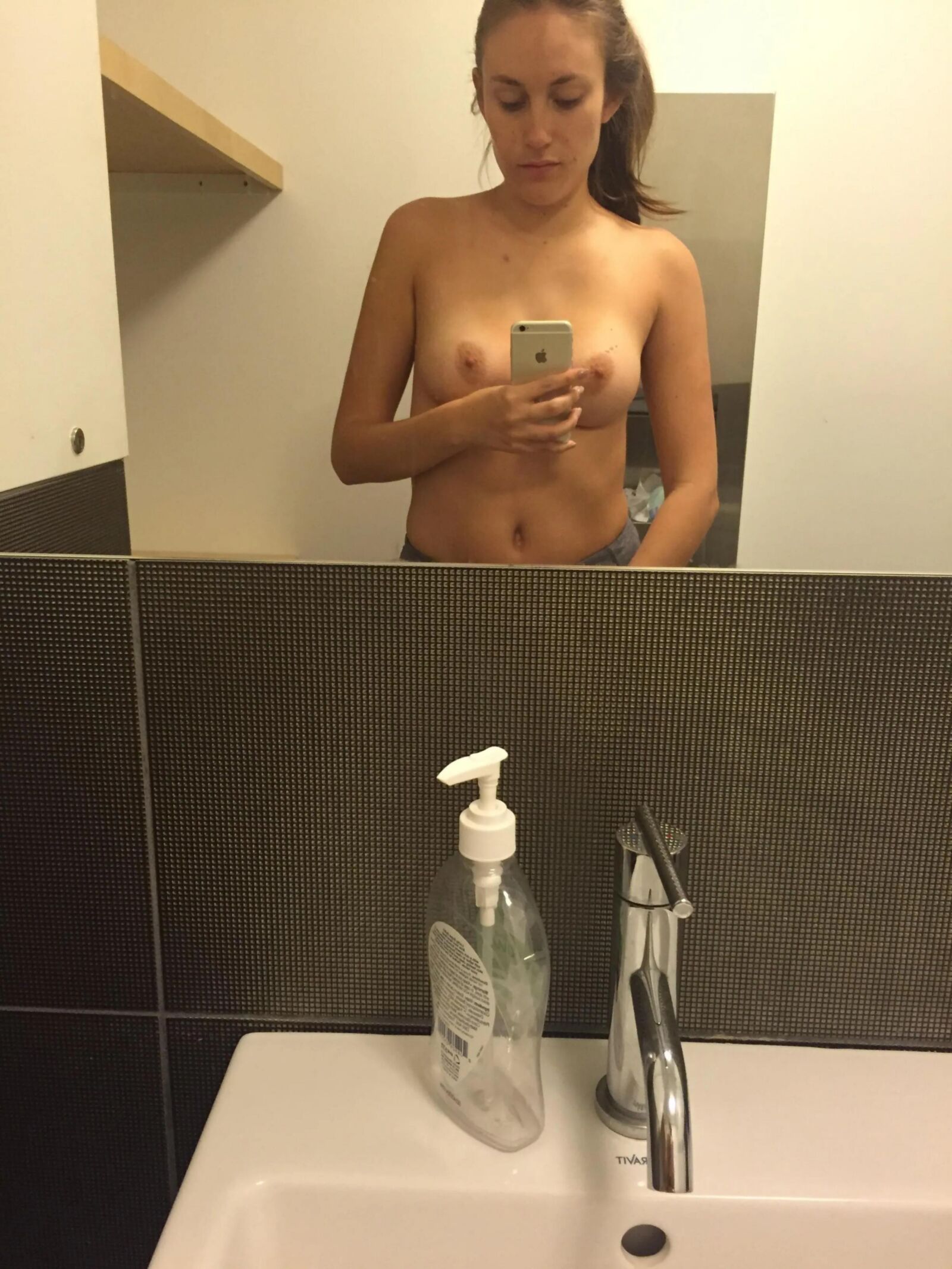 ...... ,,,, ...... heiße große Titten Amateur -Selfies .............