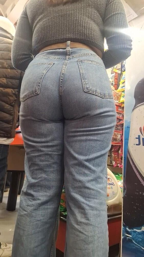 Задницу смотрят