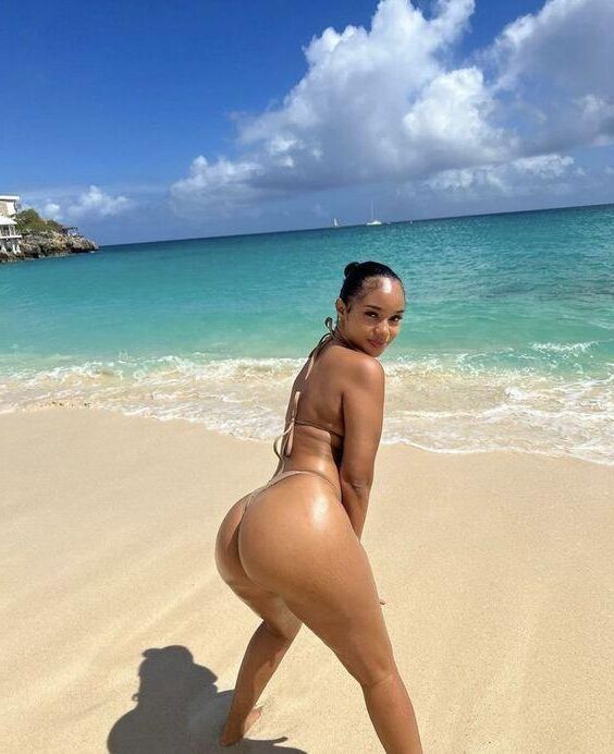Schwarze Mädchen im Bikini