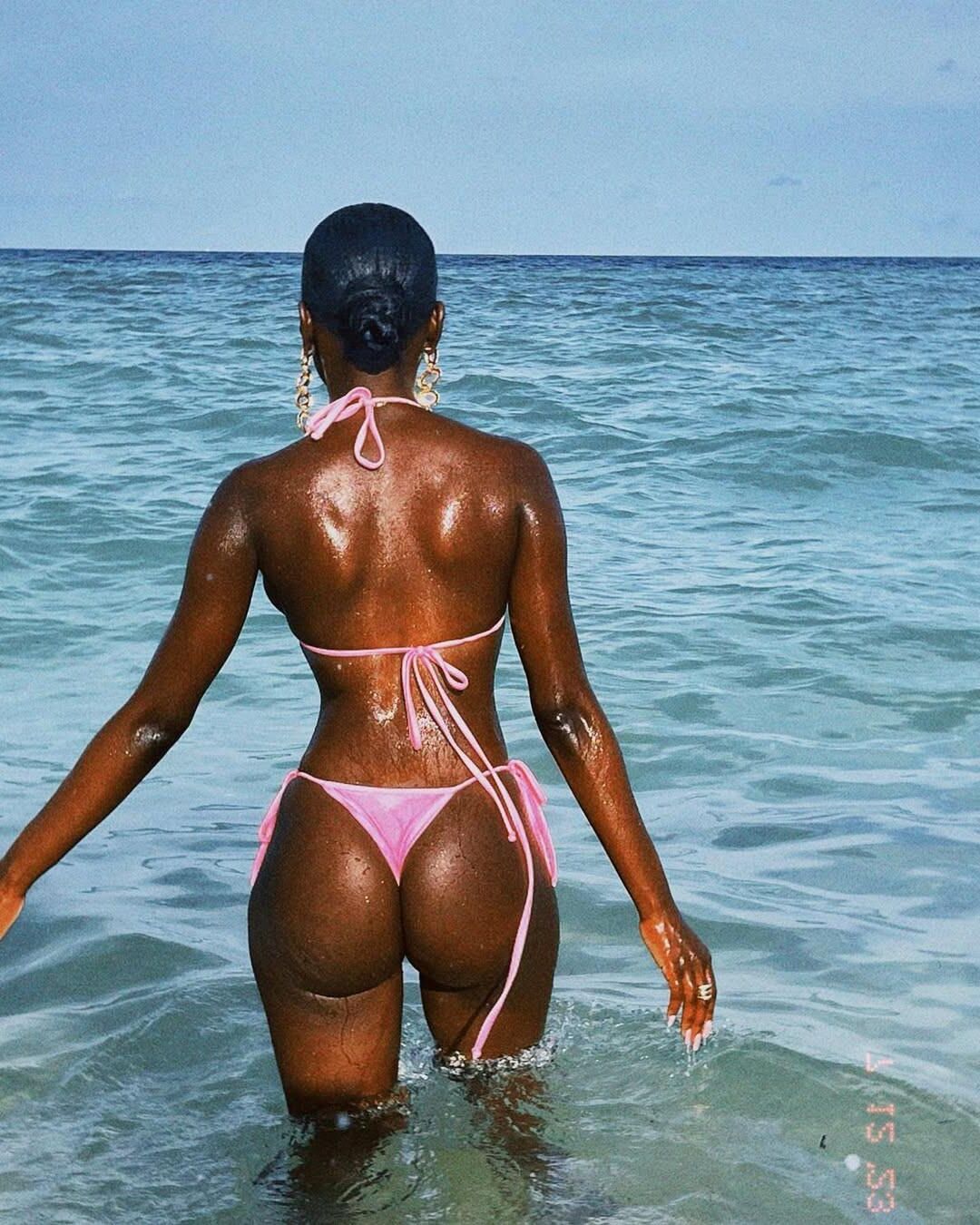 Schwarze Mädchen im Bikini