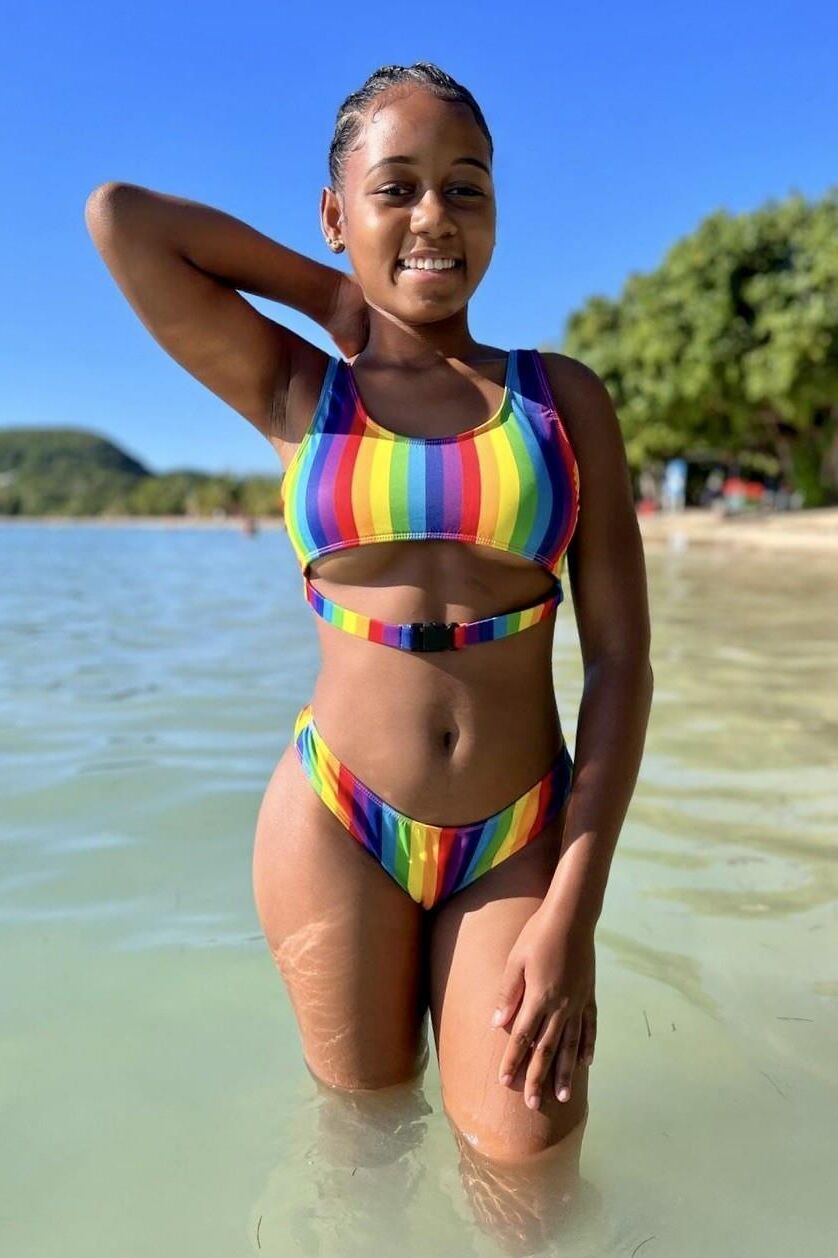 Schwarze Mädchen im Bikini
