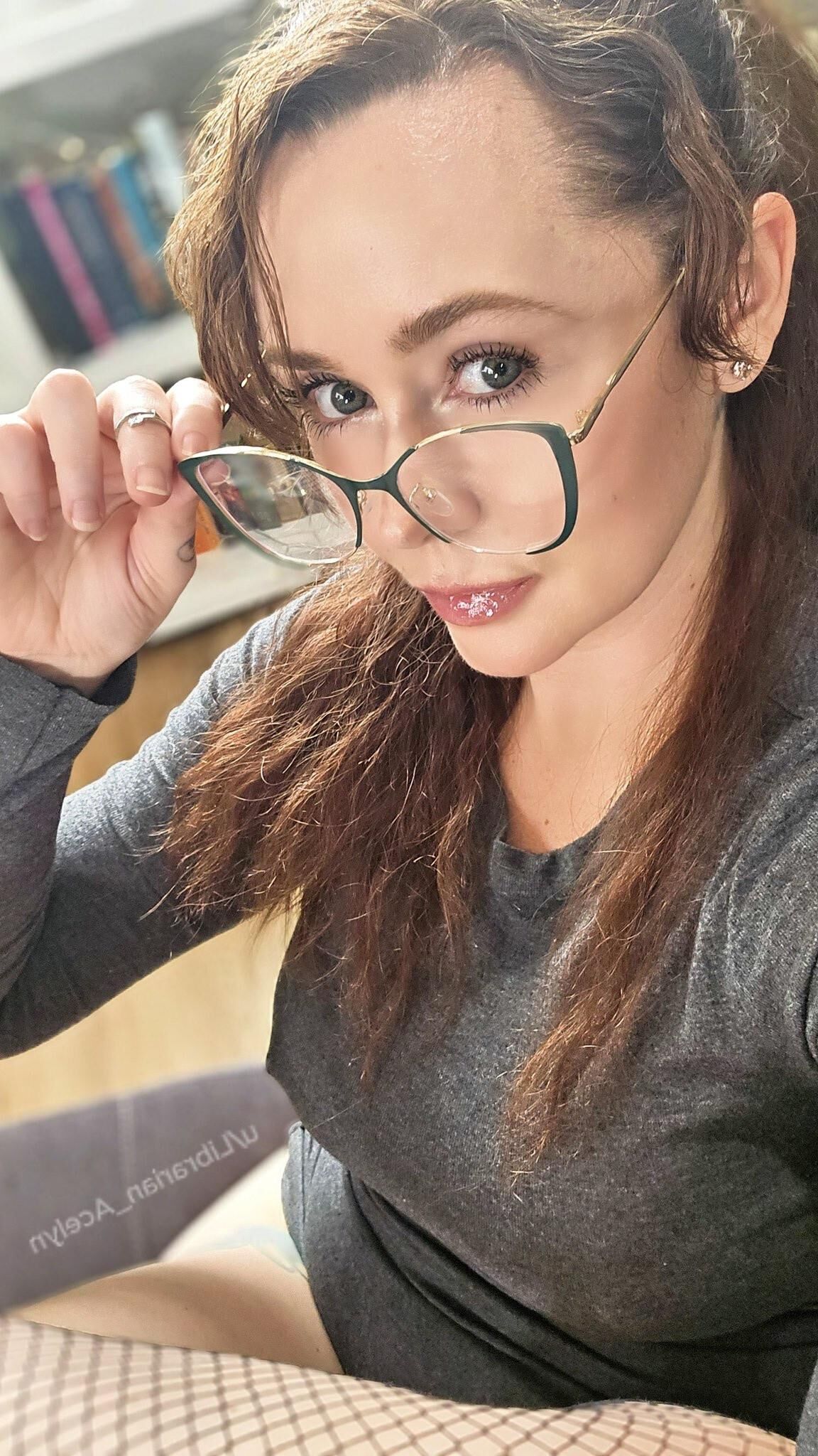 Aceliyn Bibliotecario Big Tits Sexy Milf con gafas Mezclas mixtas