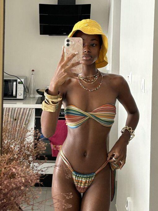 Schwarze Mädchen im Bikini