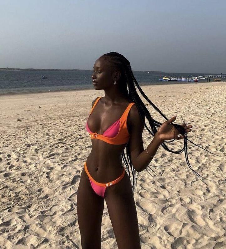 Schwarze Mädchen im Bikini