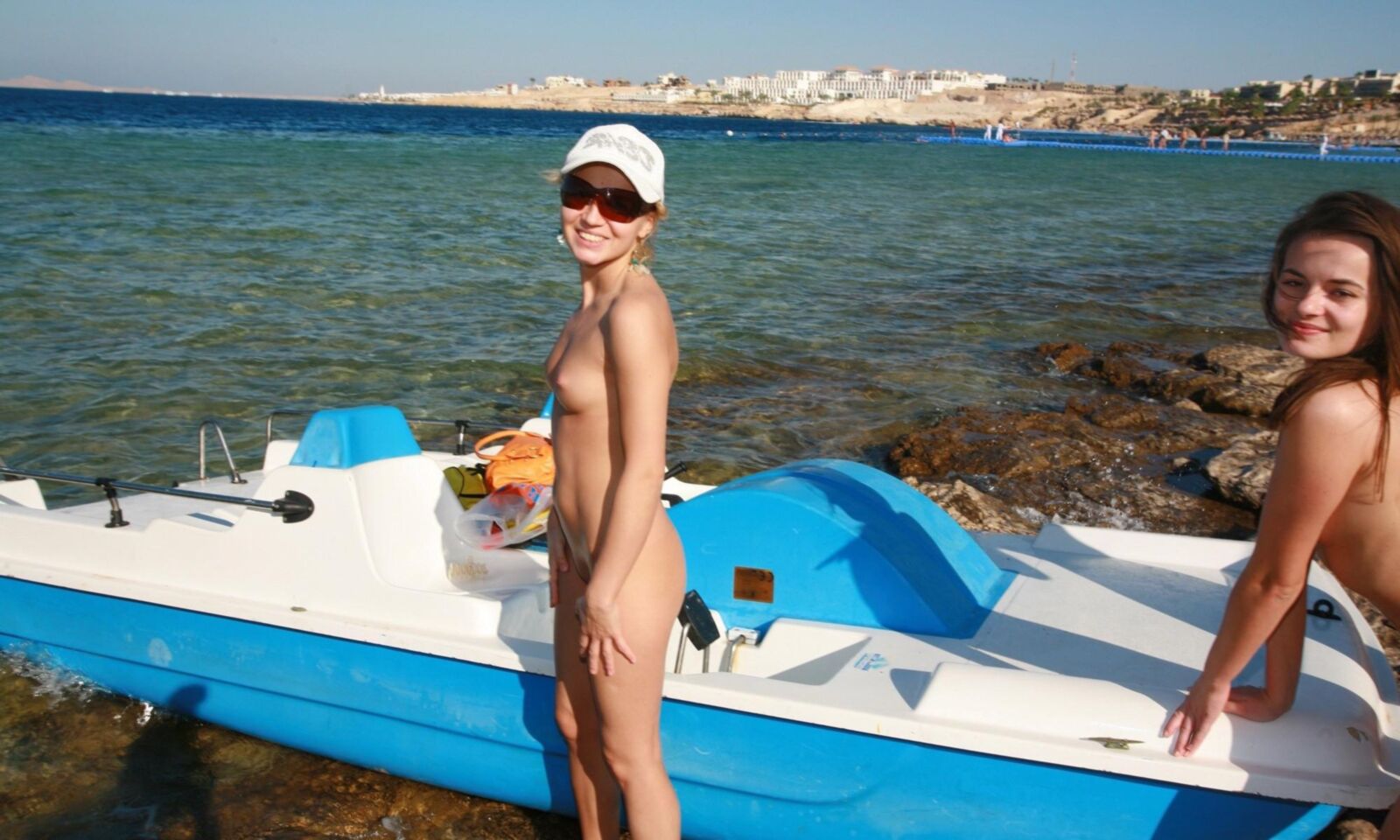 Junge Nanna Nudist drei Mädchen und ein Boot