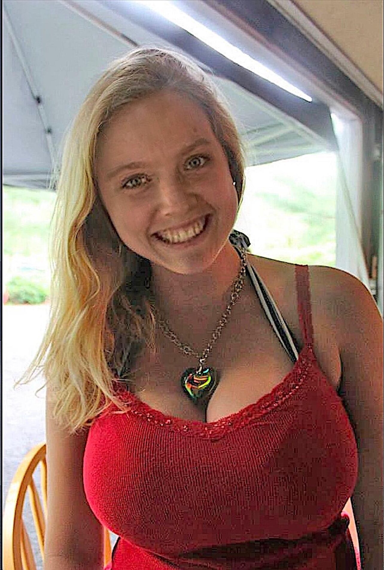 Taissa, es follada y embarazada por un abuelo en la naturaleza