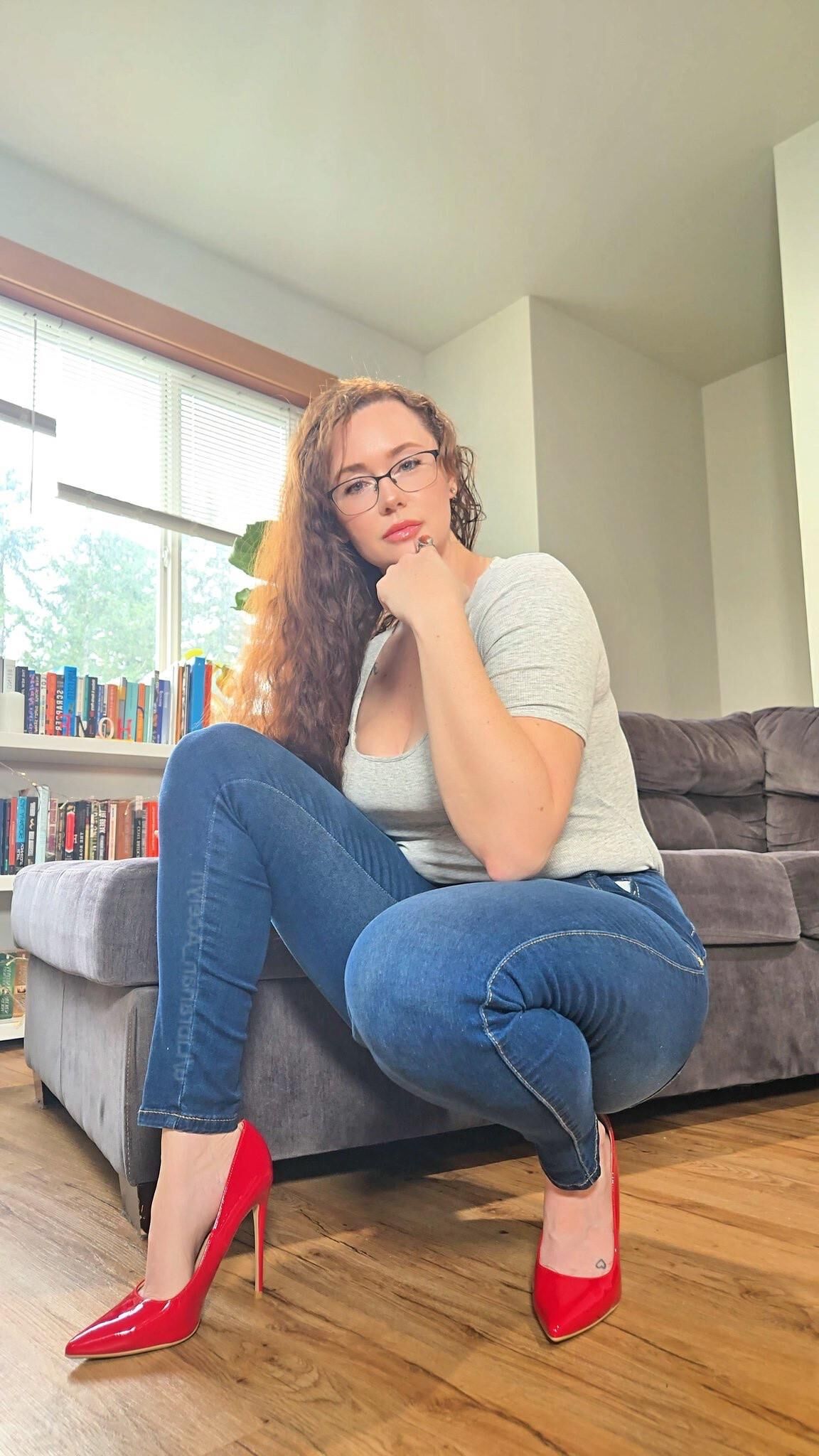 Aceliyn Bibliotecario Big Tits Sexy Milf con gafas Mezclas mixtas