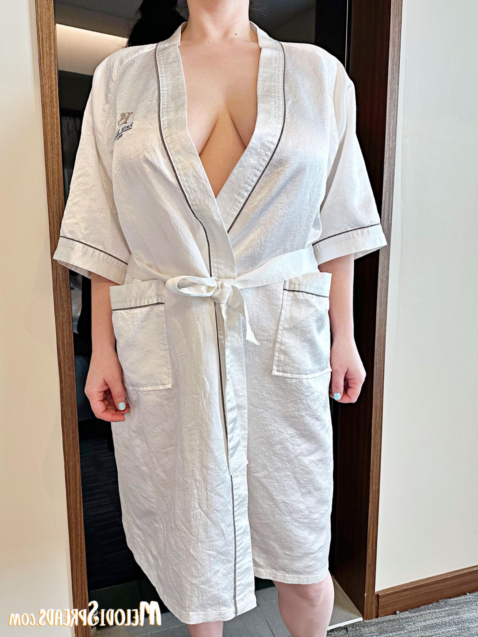 Hotel Holes: Melodi Drops the Robe and Spreads Wide
