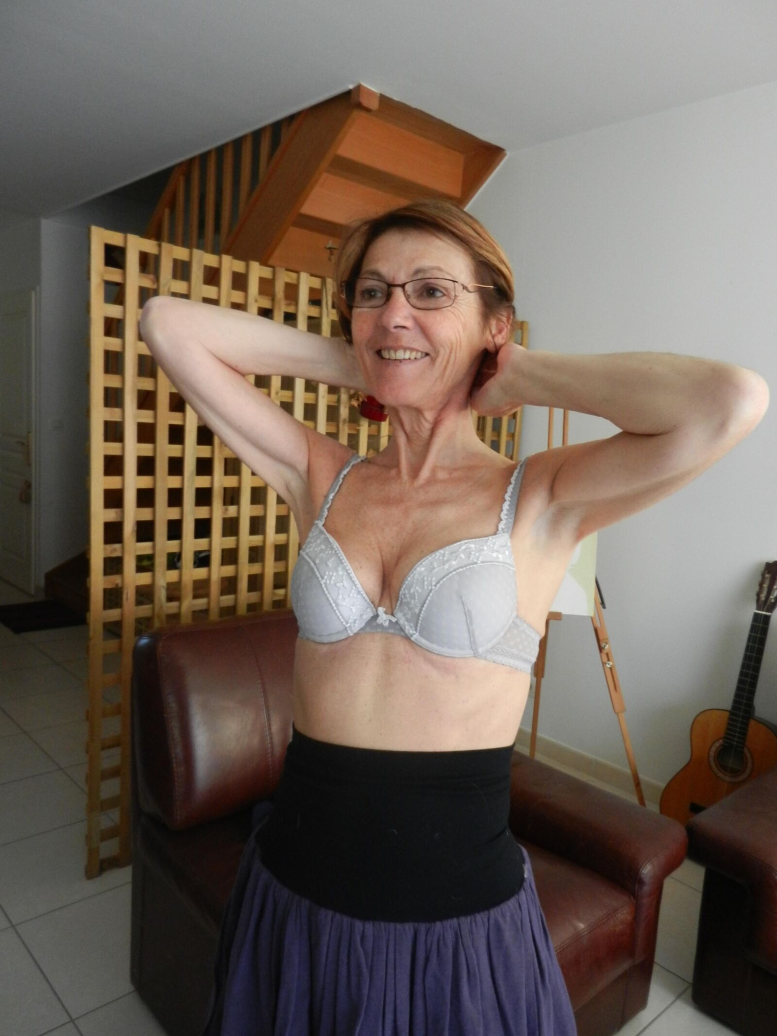 Smiling Skinny Granny Annie en la sala de estar HD