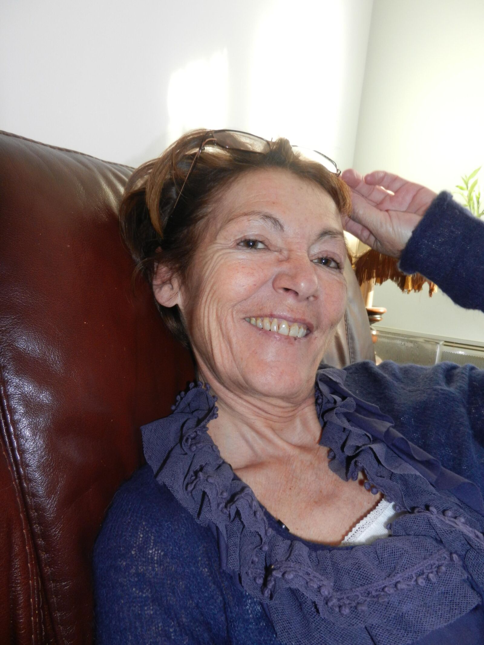 Smiling Skinny Granny Annie en la sala de estar HD