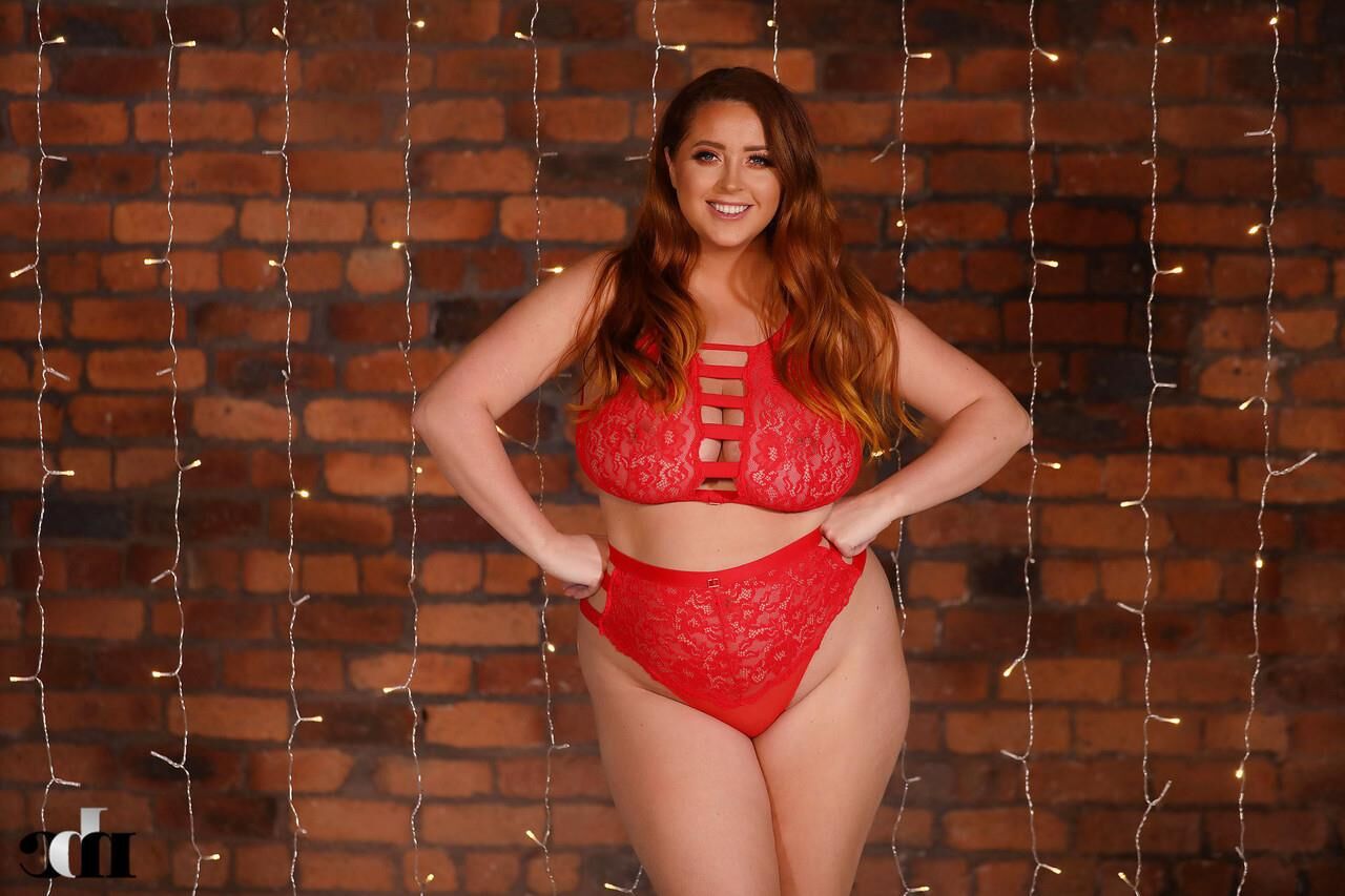 巨乳の赤毛のぽっちゃりルーシービクセン[NBC]