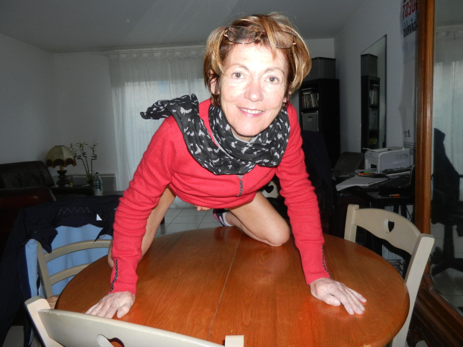 Vieja abuela delgada Annie sonriendo y follando en la mesa HD
