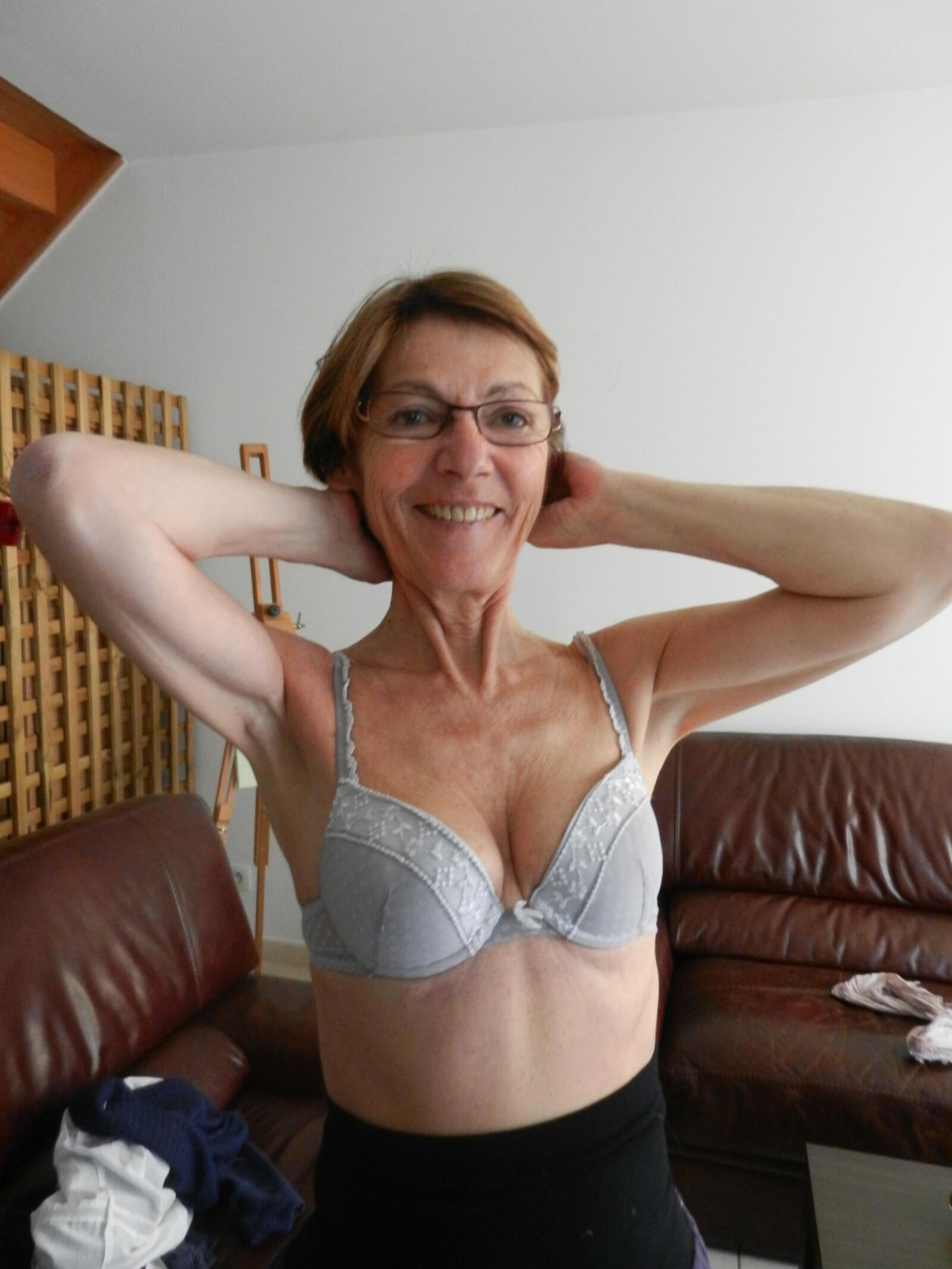Smiling Skinny Granny Annie en la sala de estar HD