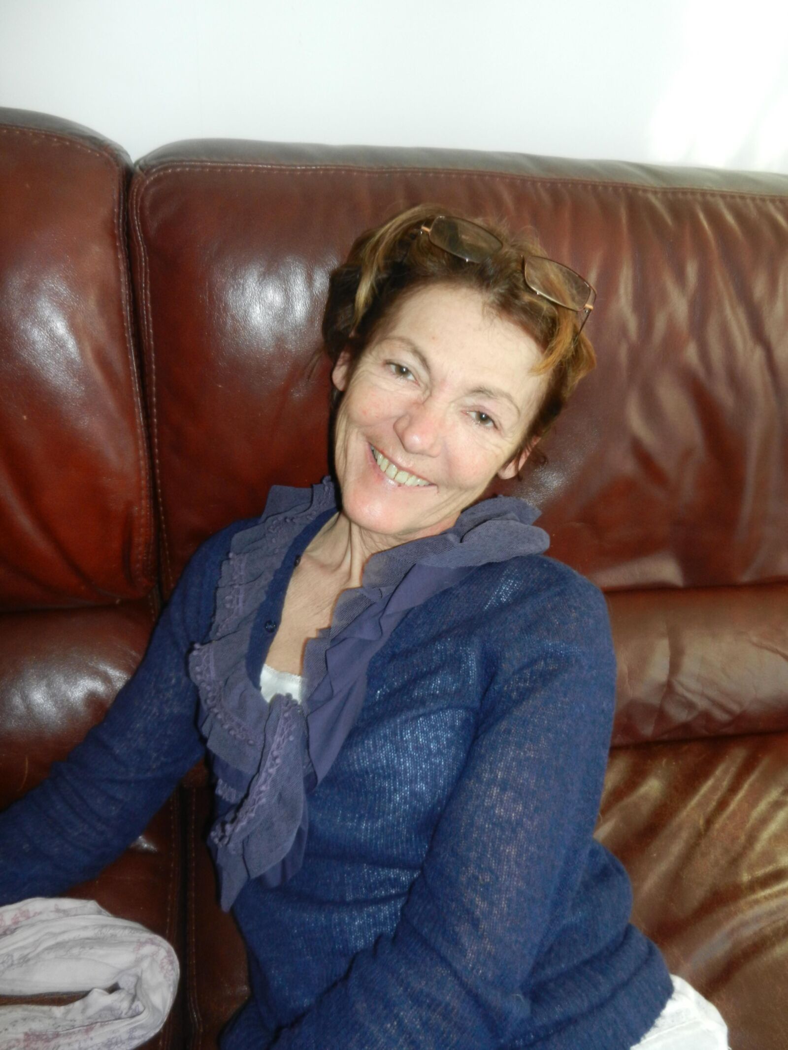 Smiling Skinny Granny Annie en la sala de estar HD