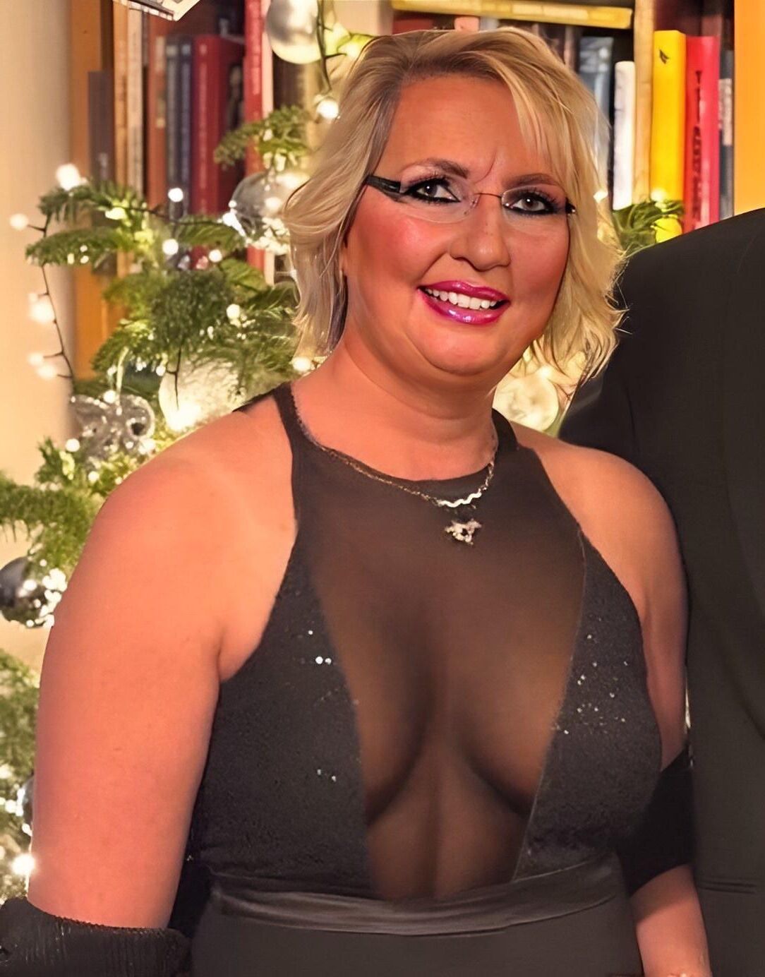 Business slut Anna exposed
