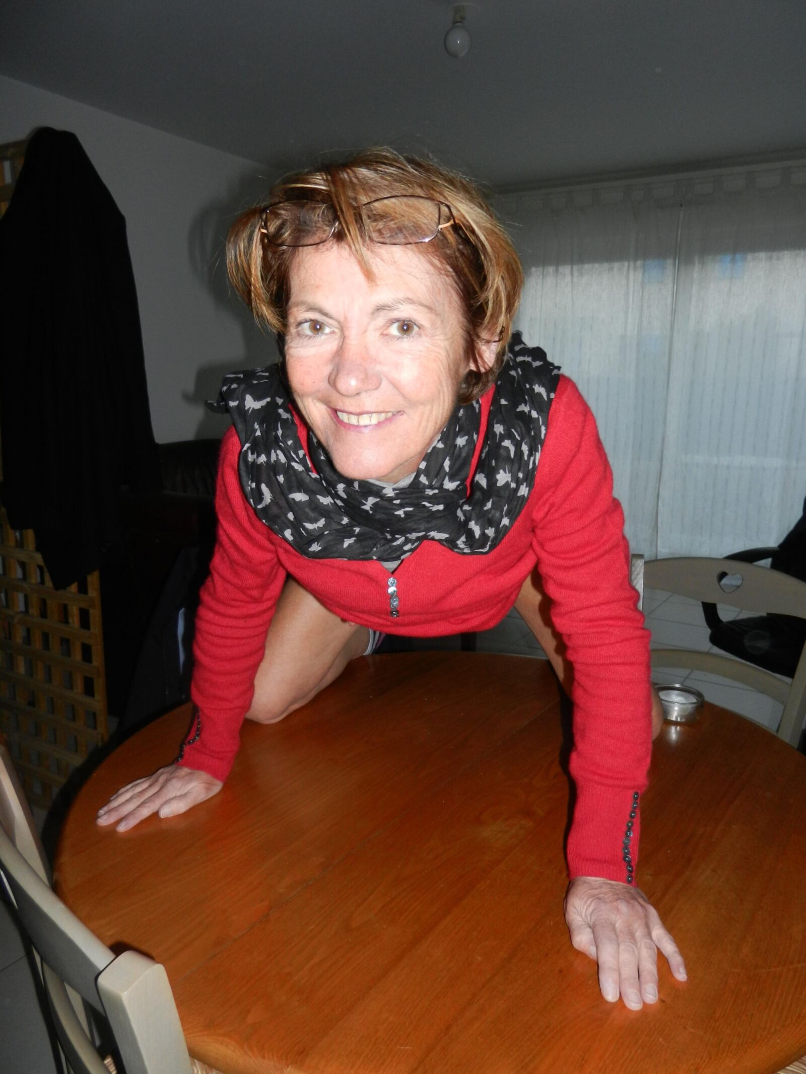 Vieja abuela delgada Annie sonriendo y follando en la mesa HD