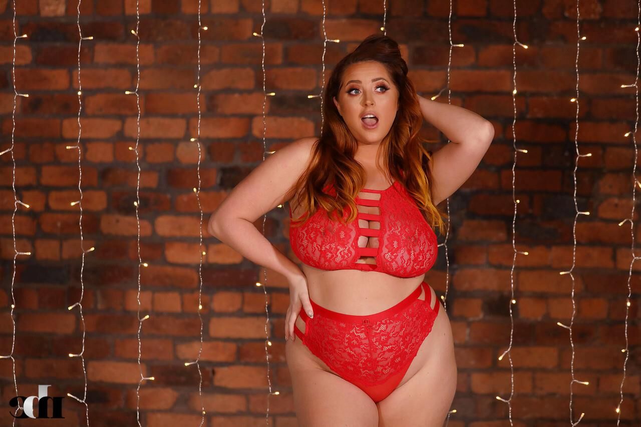 巨乳の赤毛のぽっちゃりルーシービクセン[NBC]