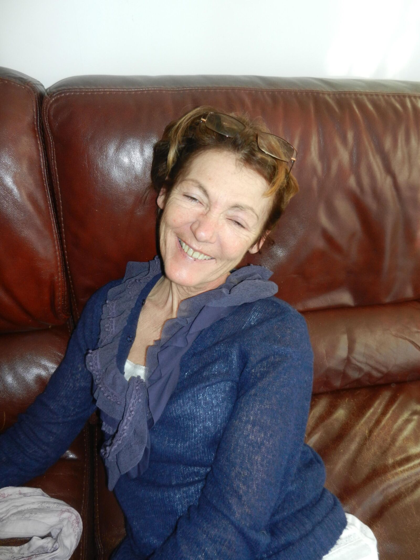 Smiling Skinny Granny Annie en la sala de estar HD