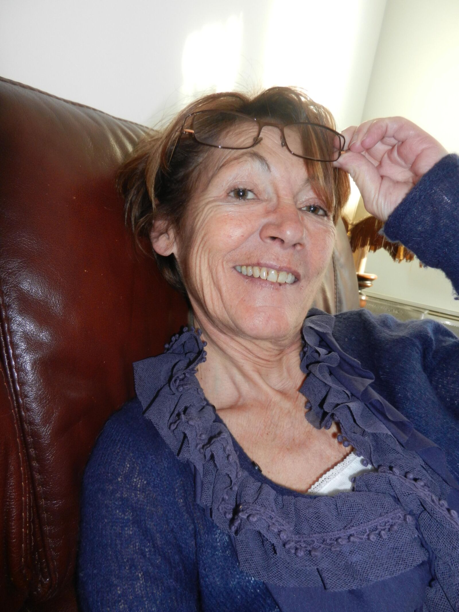 Smiling Skinny Granny Annie en la sala de estar HD