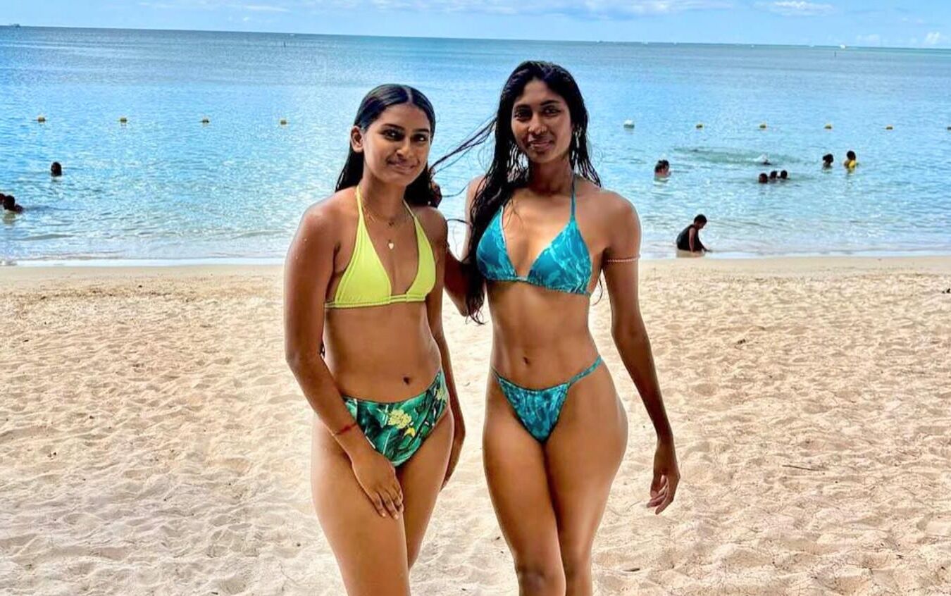 Liani & friend in bikinis