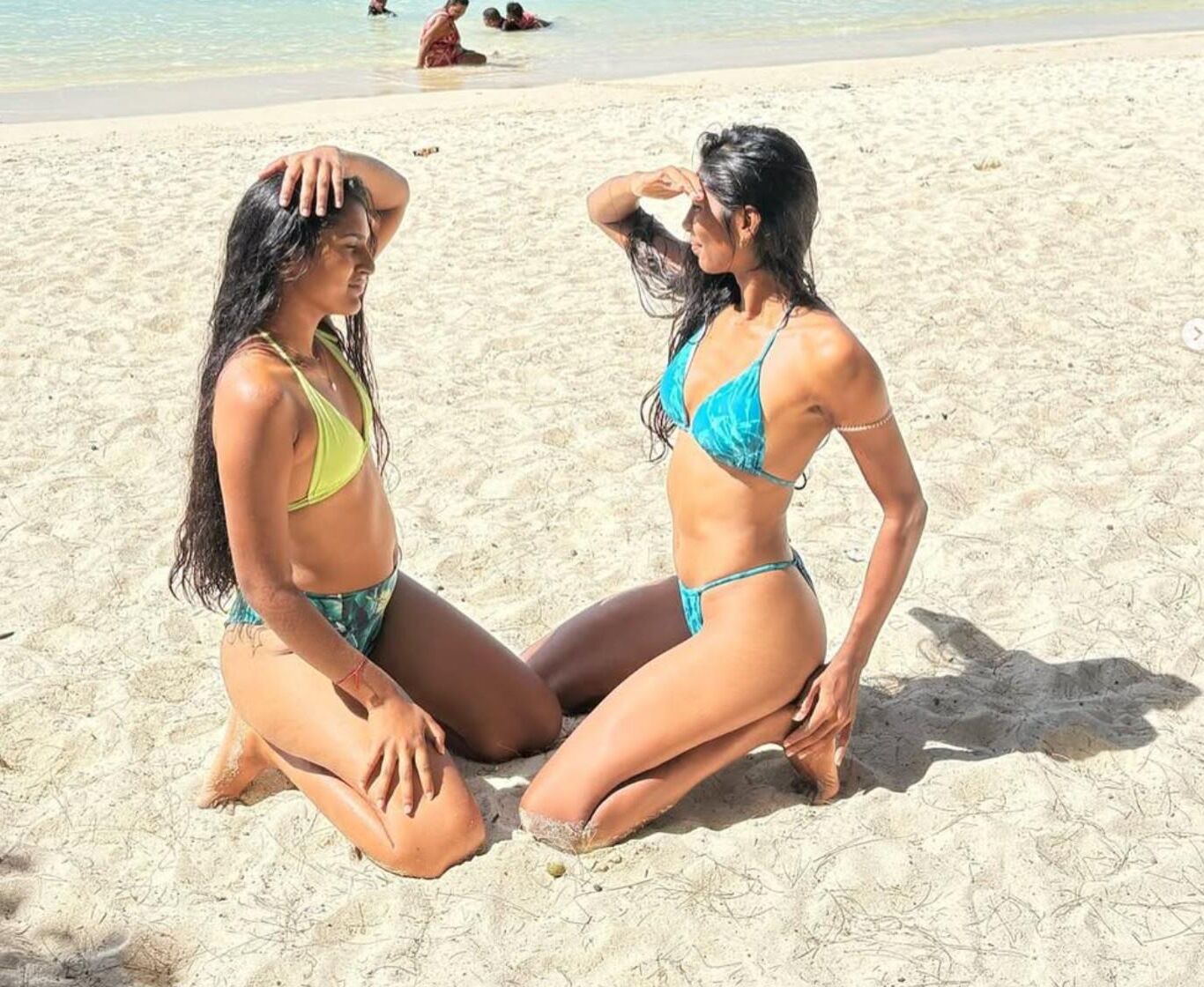 Liani & friend in bikinis
