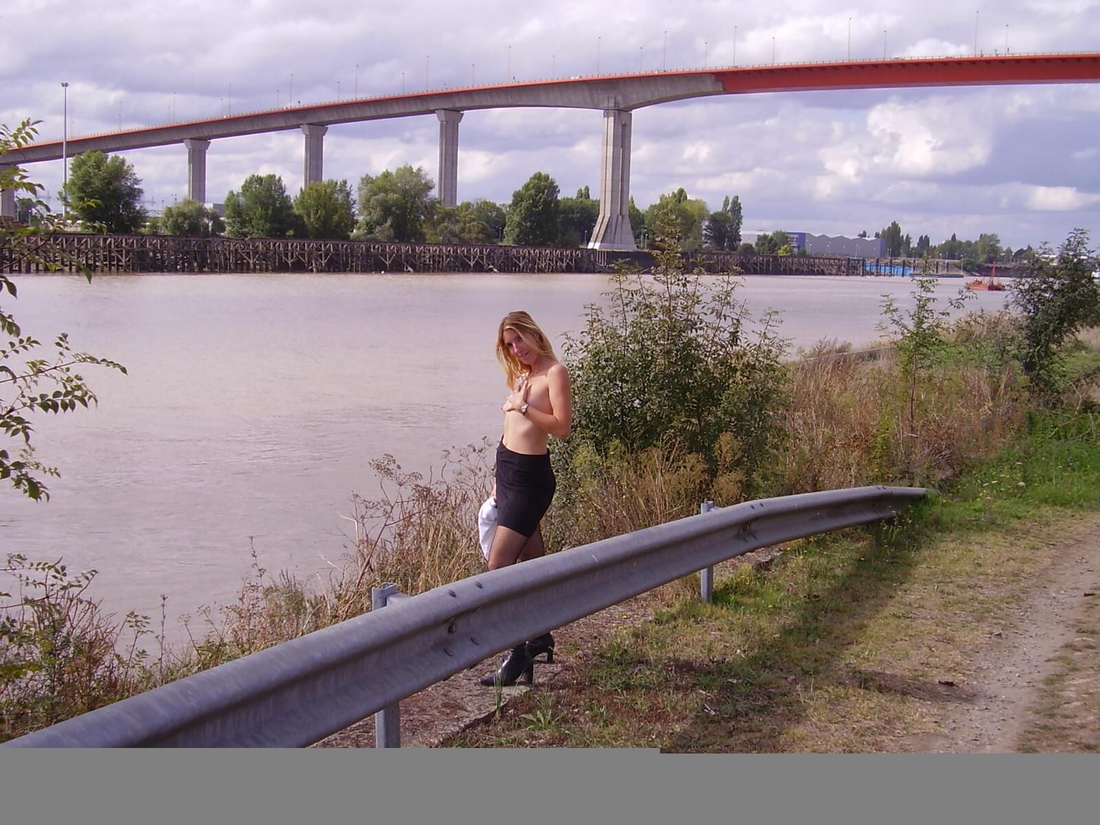 Nette Swinger Frau liebt Sperma und Dreier