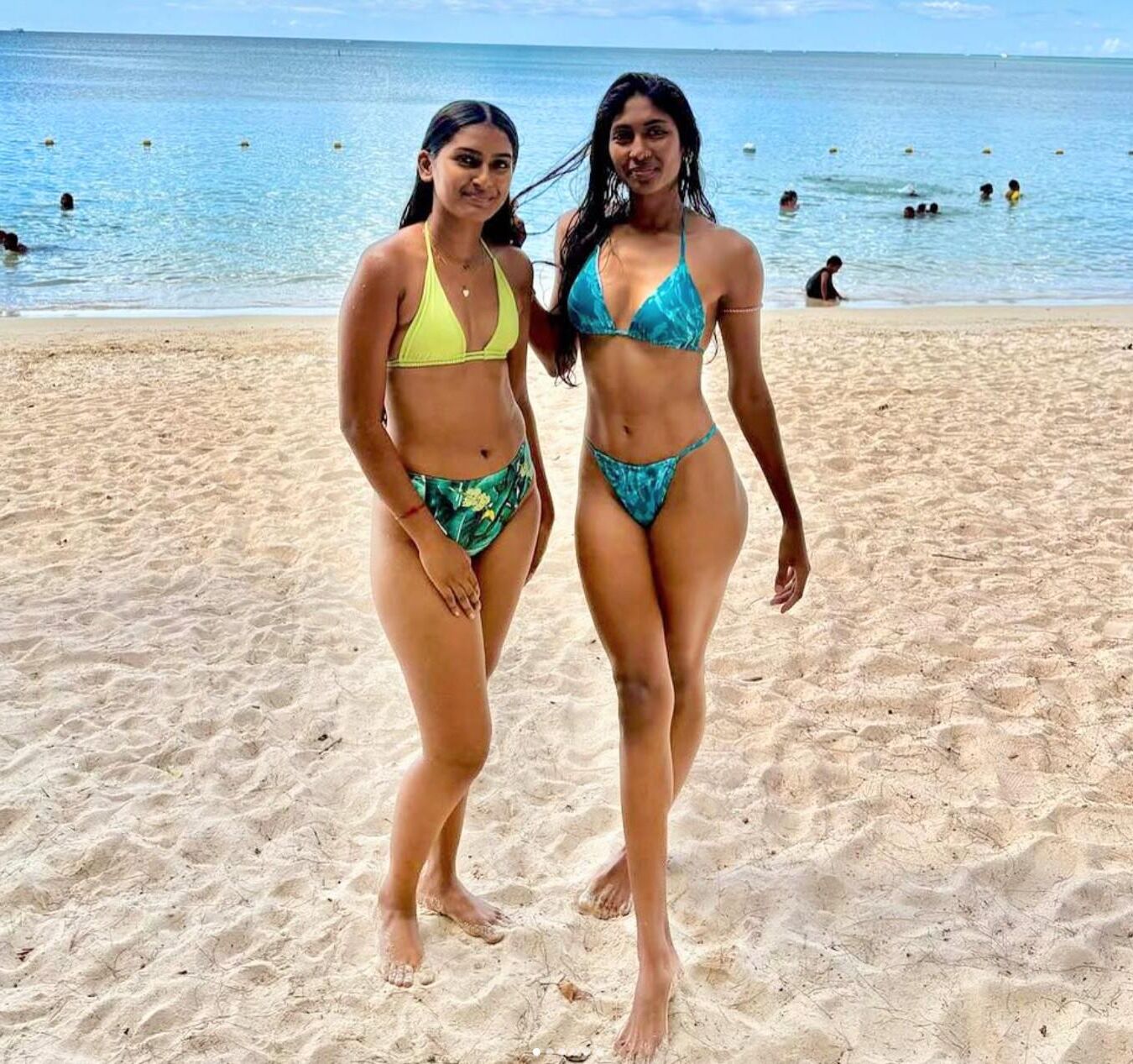Liani & friend in bikinis
