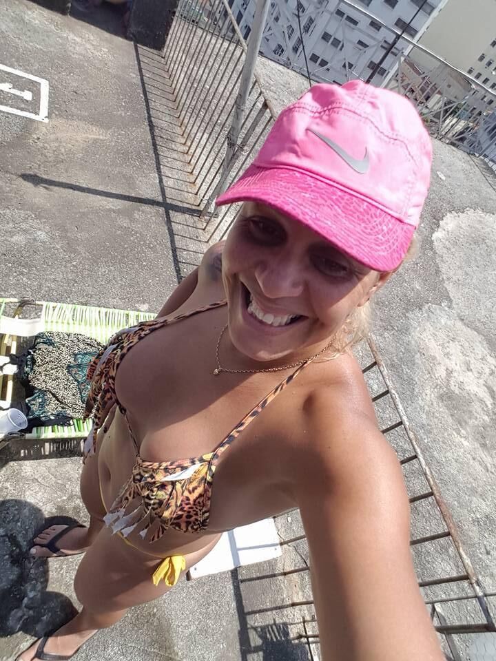 AMATEURS IN BIKINI