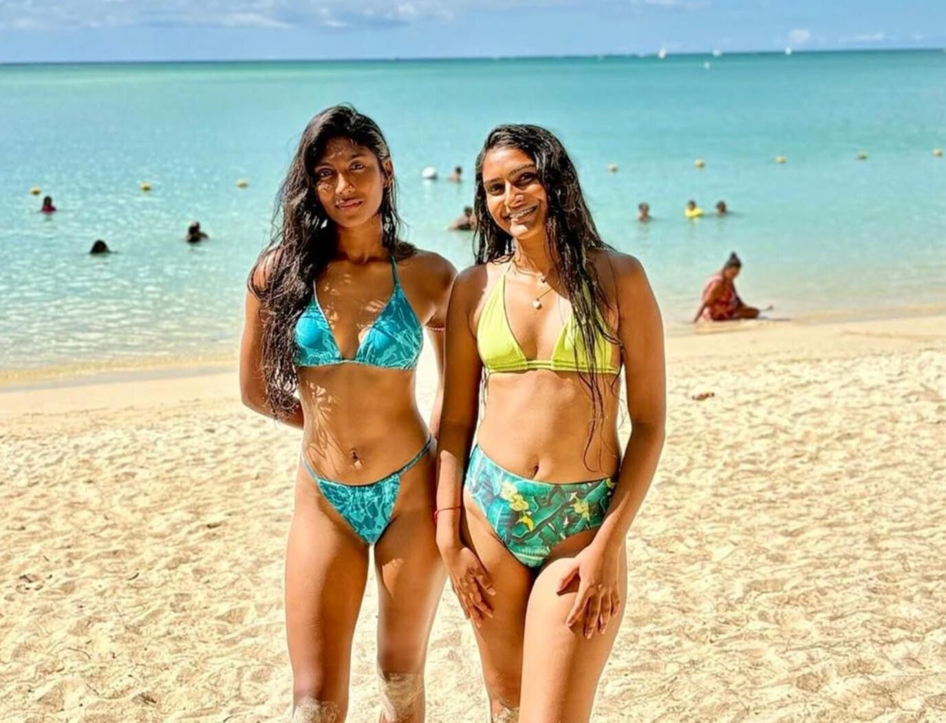 Liani & friend in bikinis