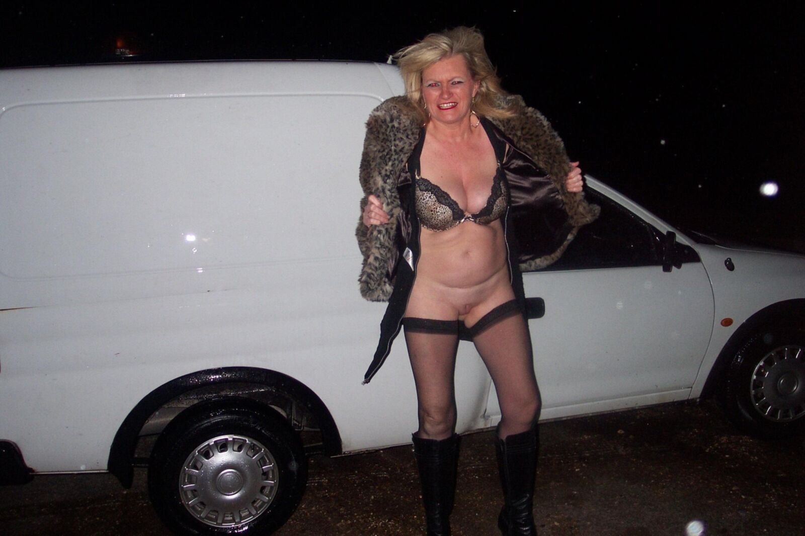 Blonde Milf mit großen Brüsten