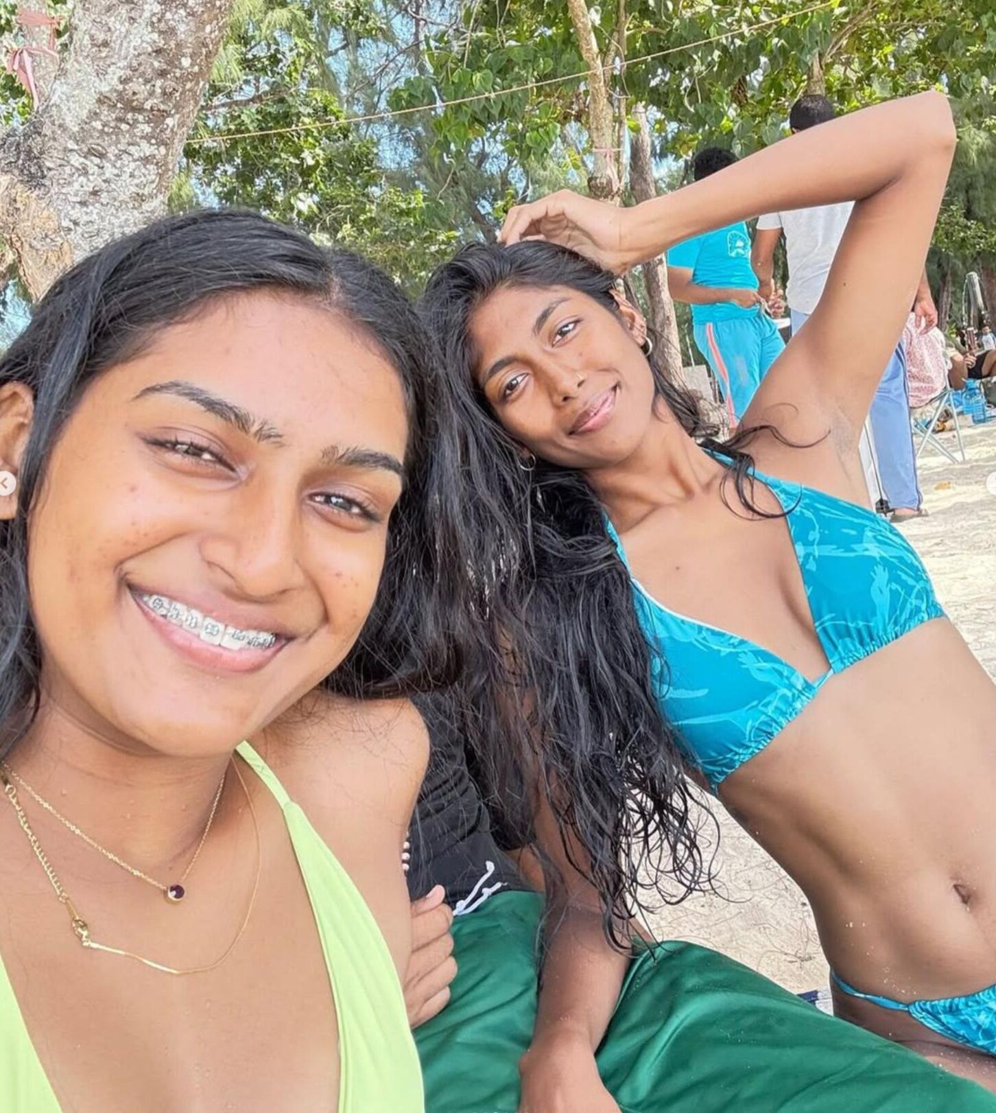 Liani & friend in bikinis
