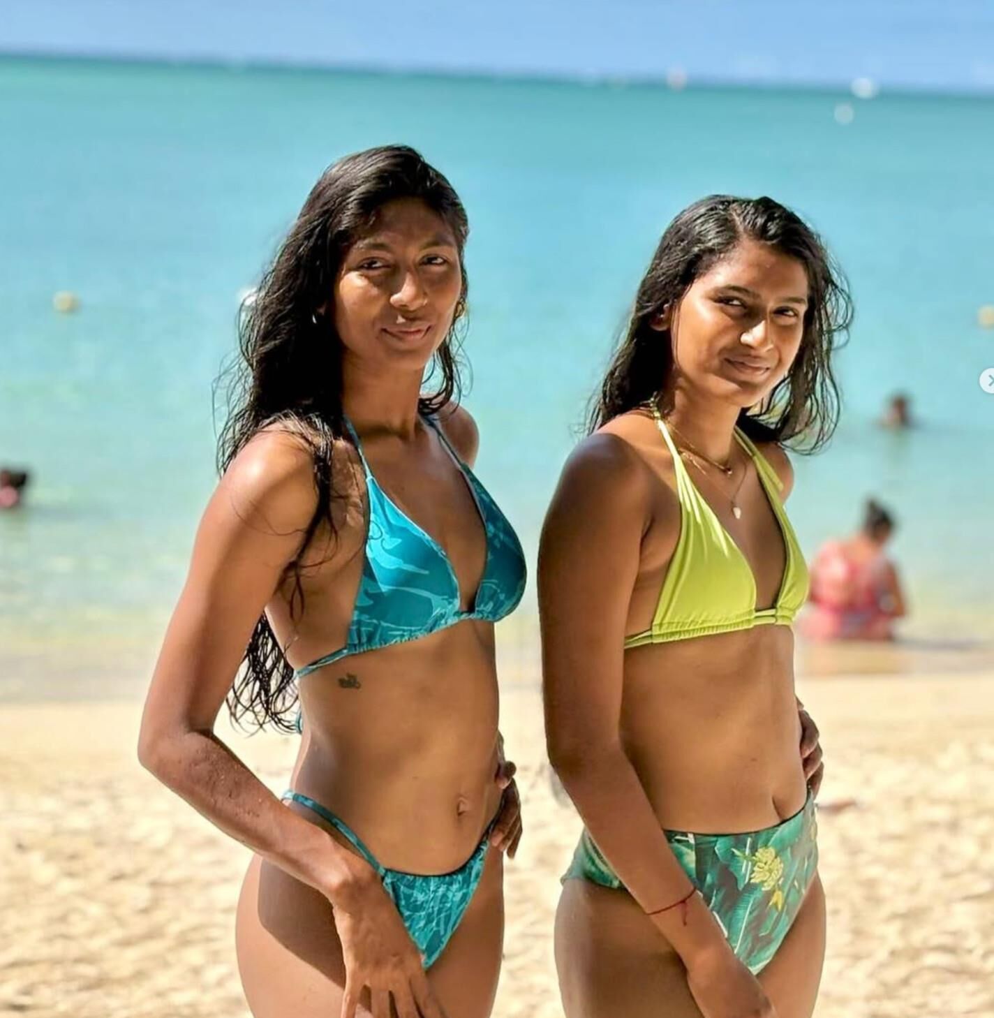 Liani & friend in bikinis