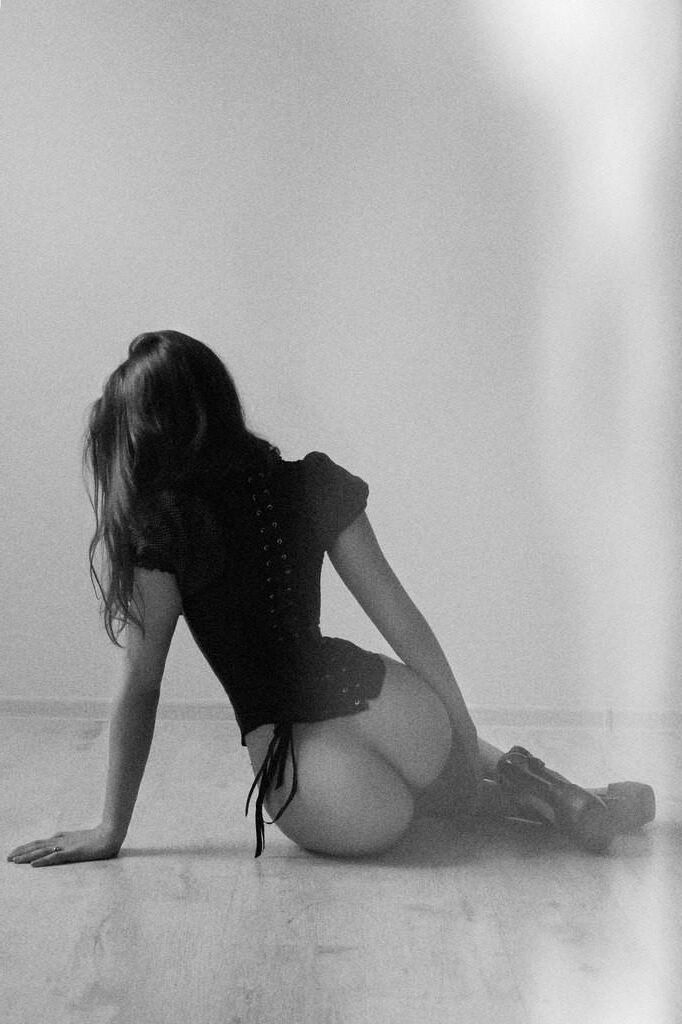 woman's back monochrome for LilMinx
