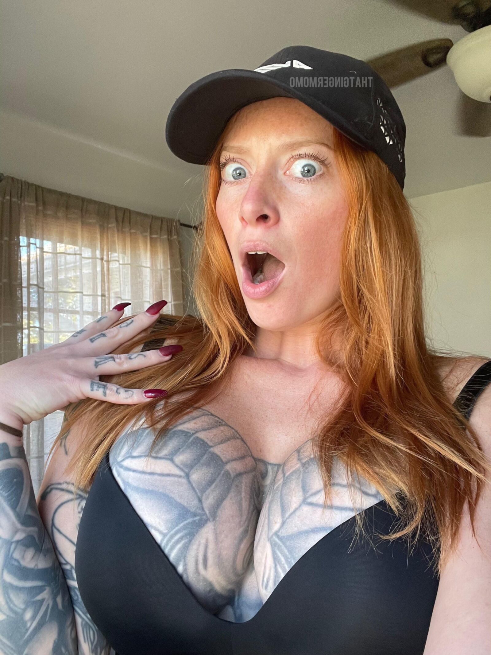 モーガンレッドヘッドタトゥード角質セクシーな熟成ホットショット