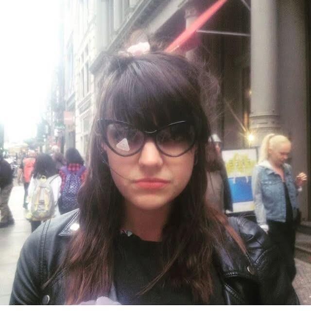 Melodie petite chienne emo gueule a sperme