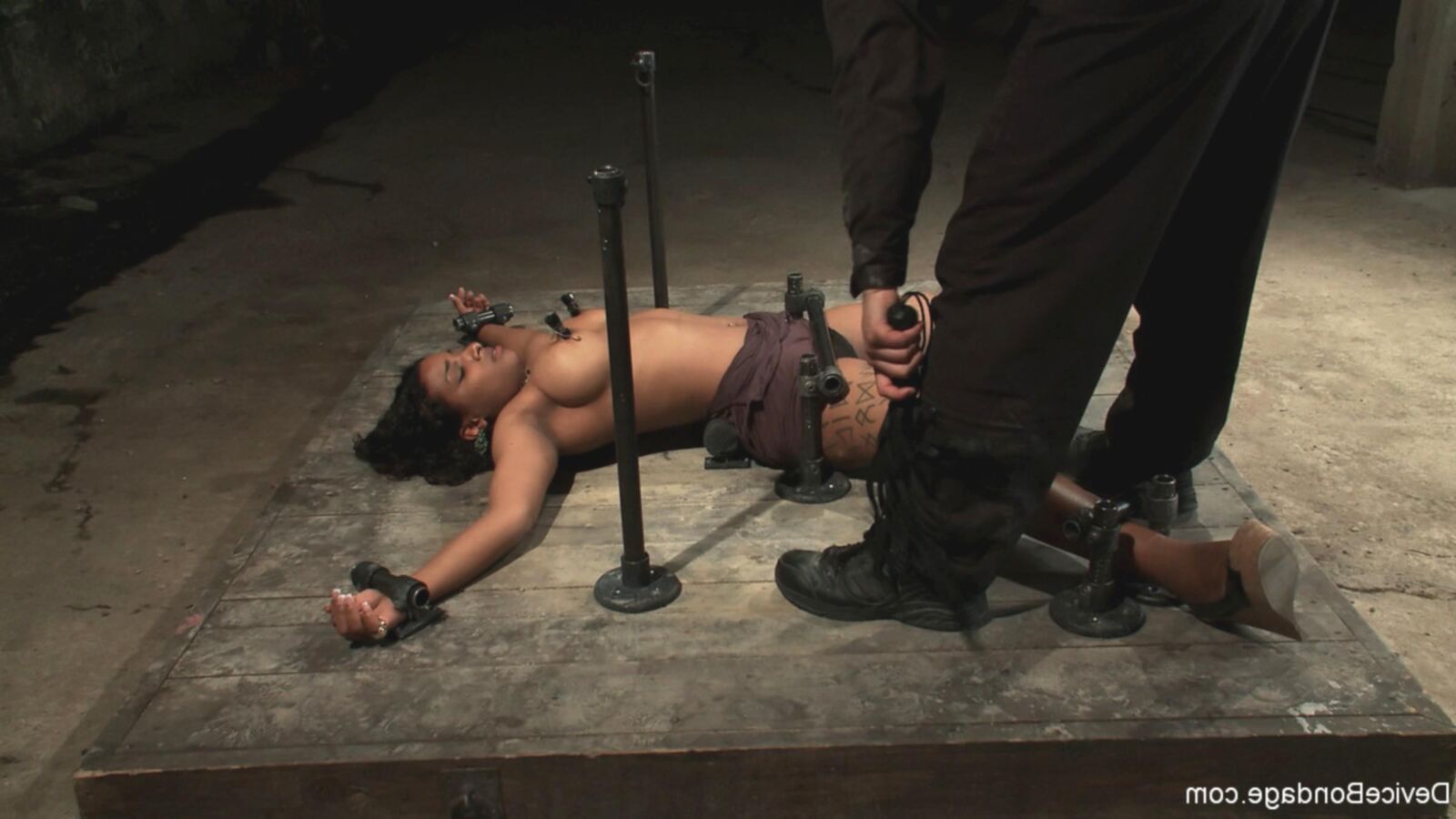 Mia Stiletto Bondageモデル