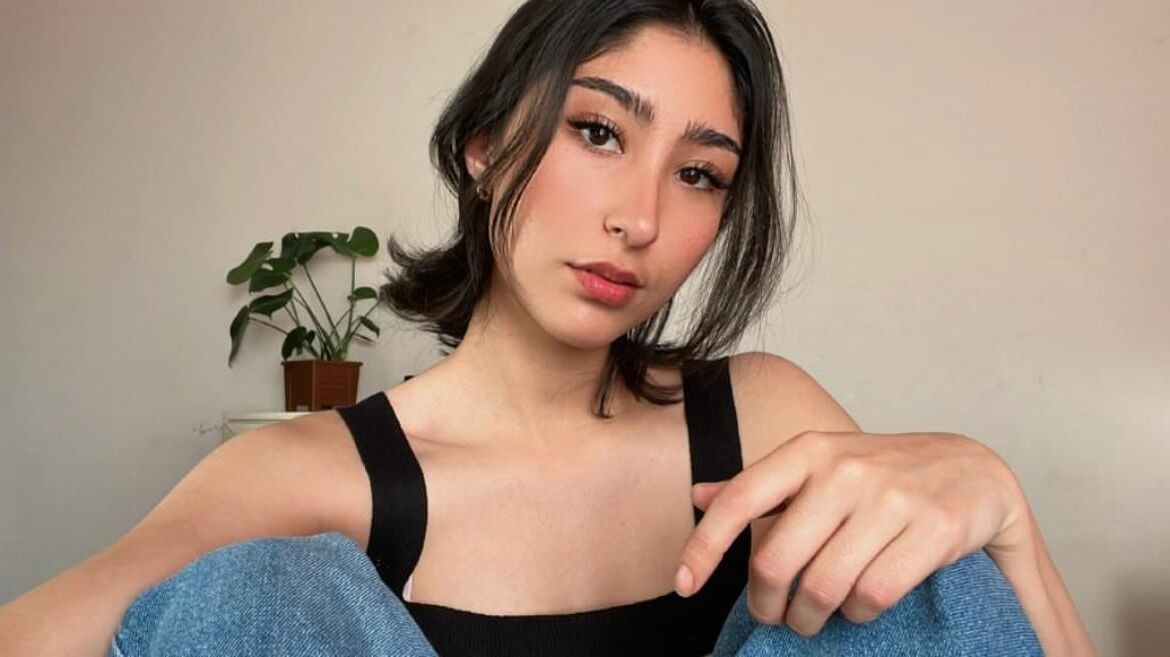 Beautiful latina teen feet