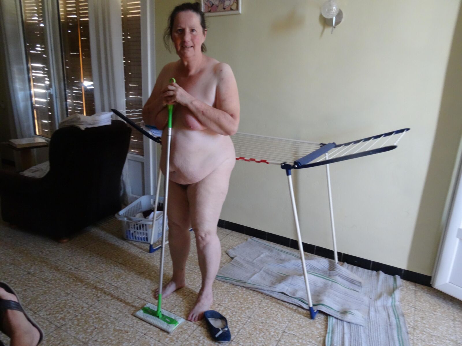 Mollige Oma Nicole mit Broomstick zu Hause HD