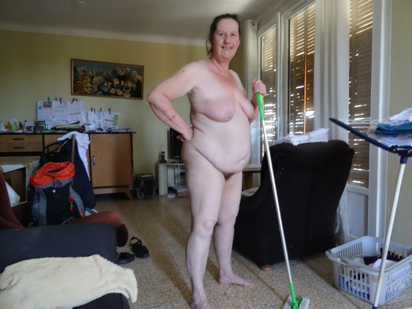 Mollige Oma Nicole mit Broomstick zu Hause HD