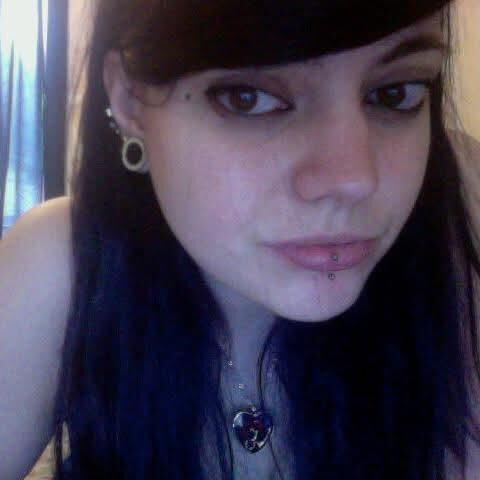 Melodie petite chienne salope emo gueule a sperme de rouen