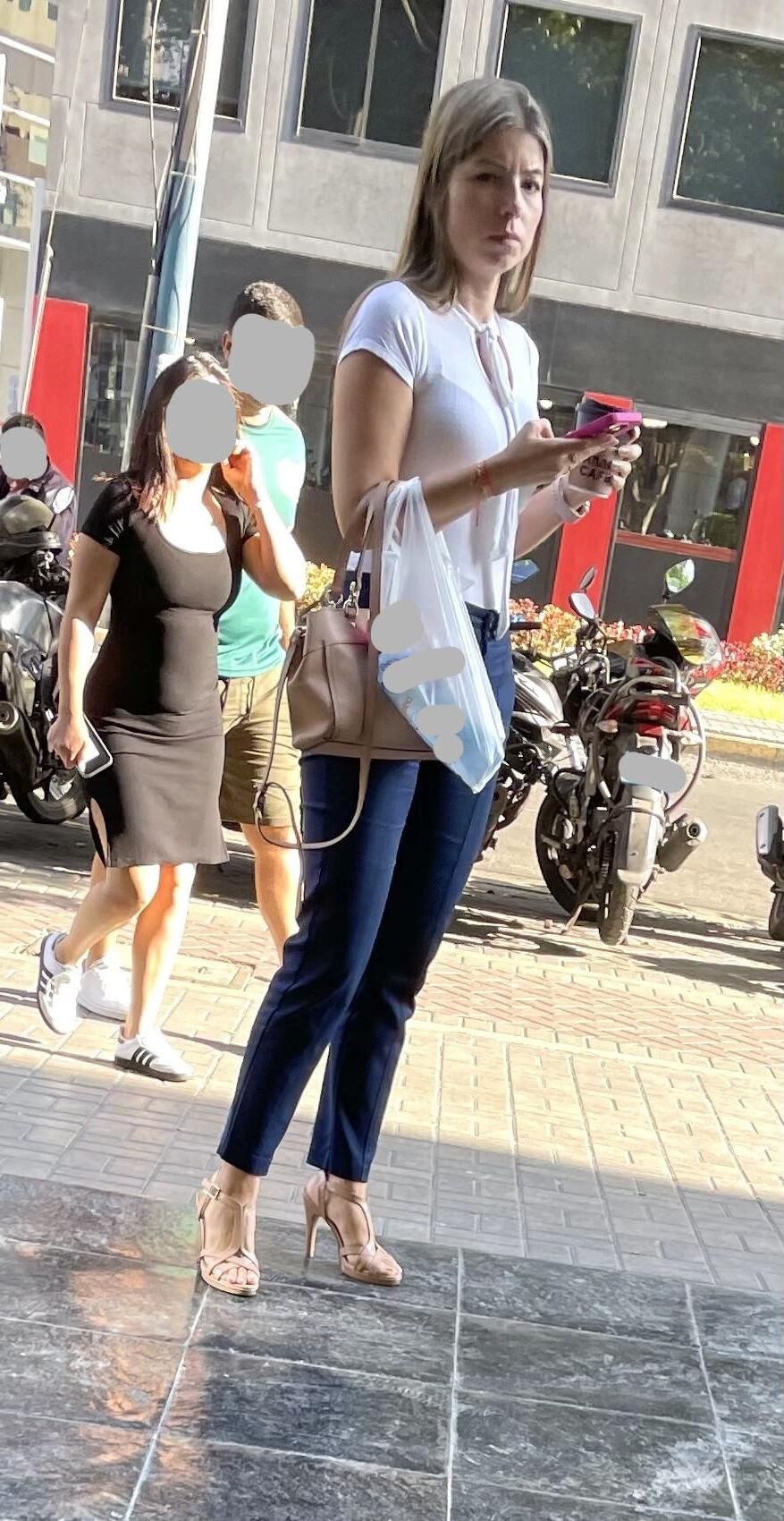 Latina candid feet 