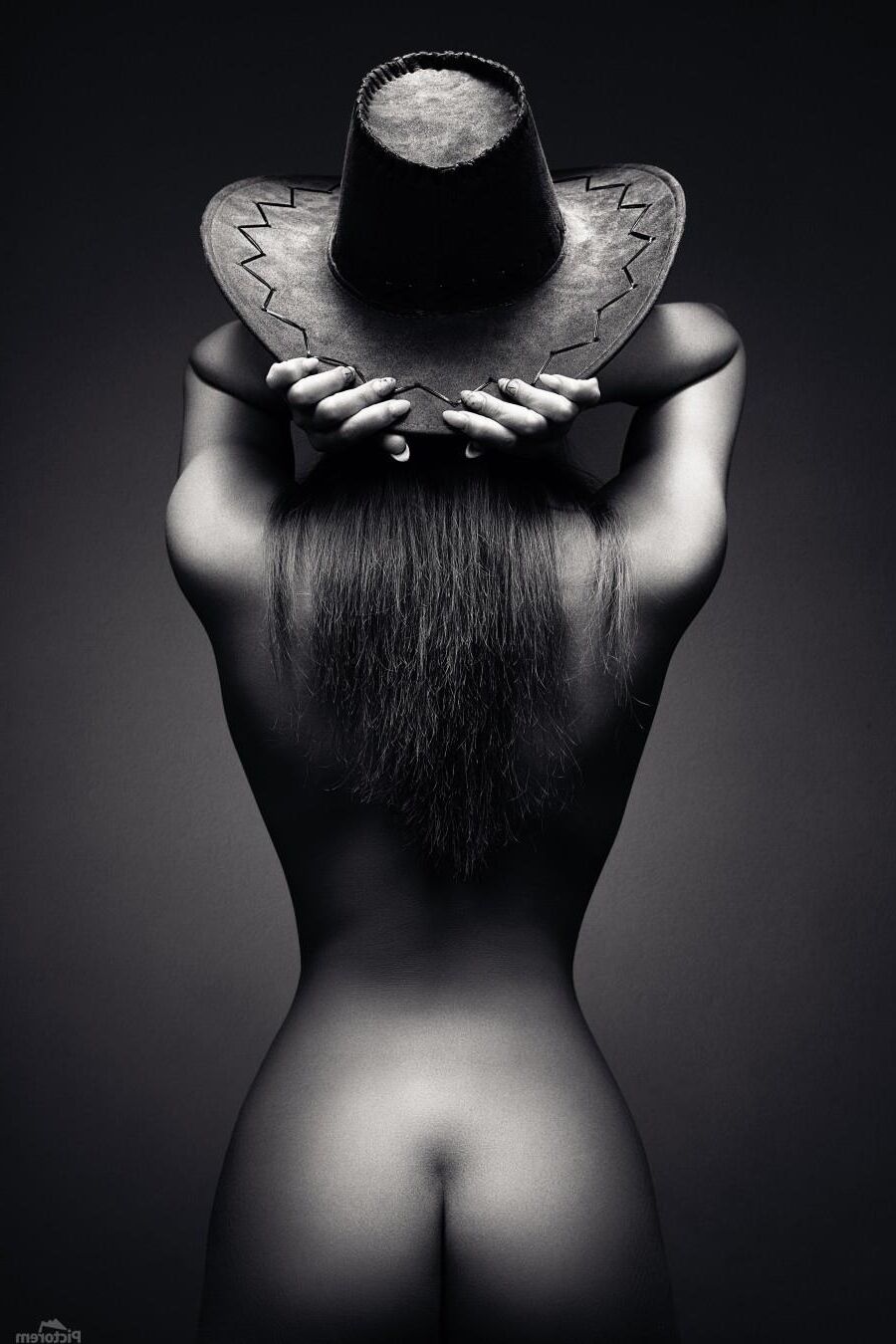 woman's back monochrome for LilMinx
