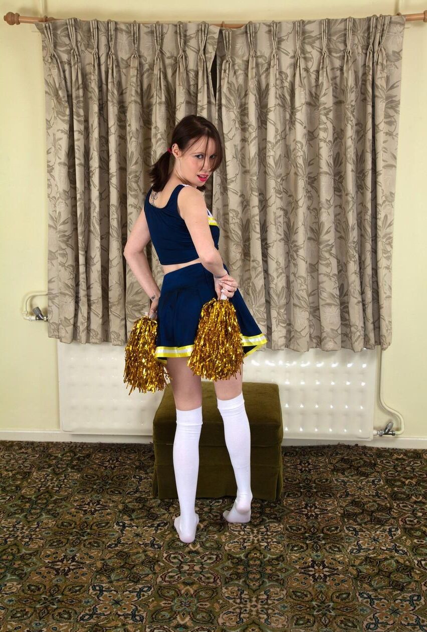 小さなおっぱいと毛むくじゃらの女の恥ずかしさを持つかわいいティーン