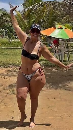 ビキニ女