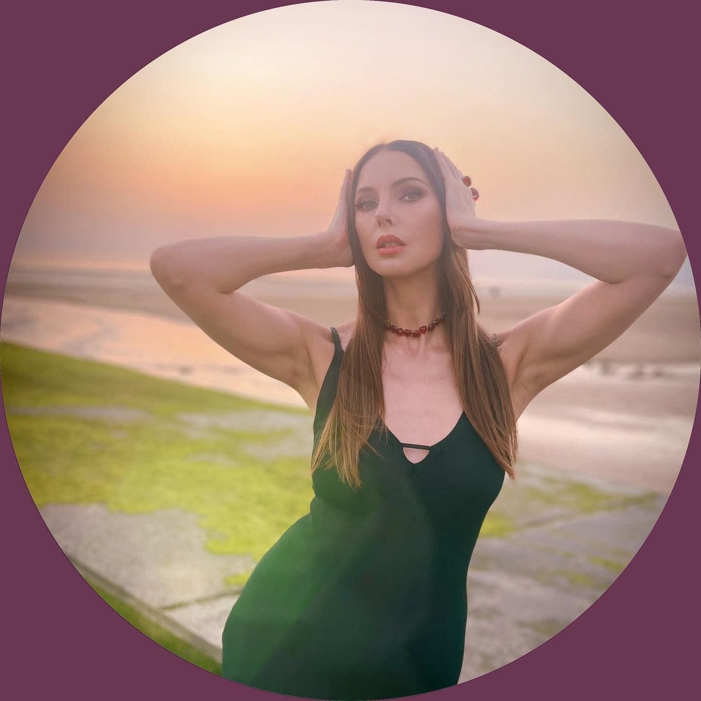 Girl's shaved armpits 