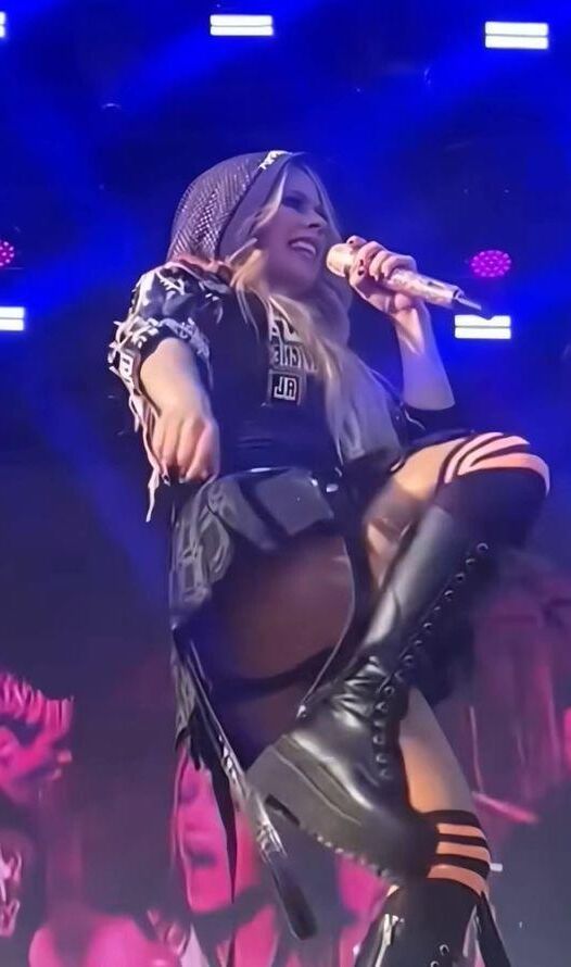 Avril Lavigne upskirts 