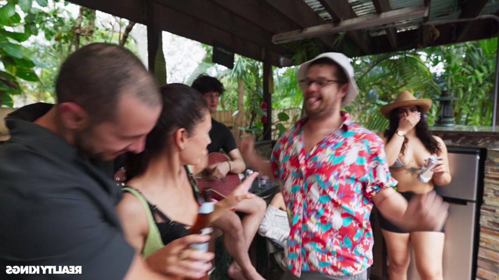 Rhae Woods Yo、Lucy Foxx Yo Hostel Takeover